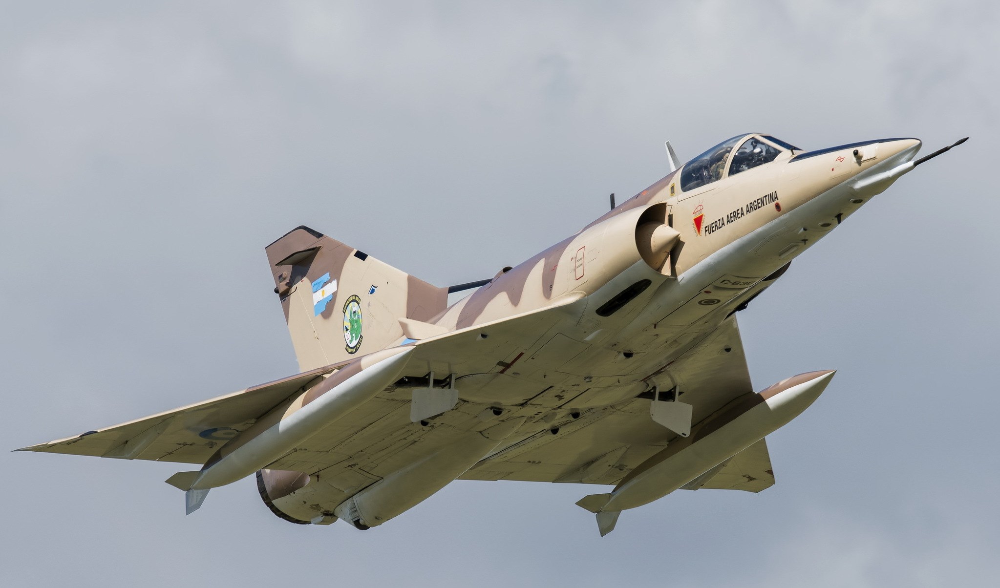 2047x1204 Background In High Quality - jet fighter