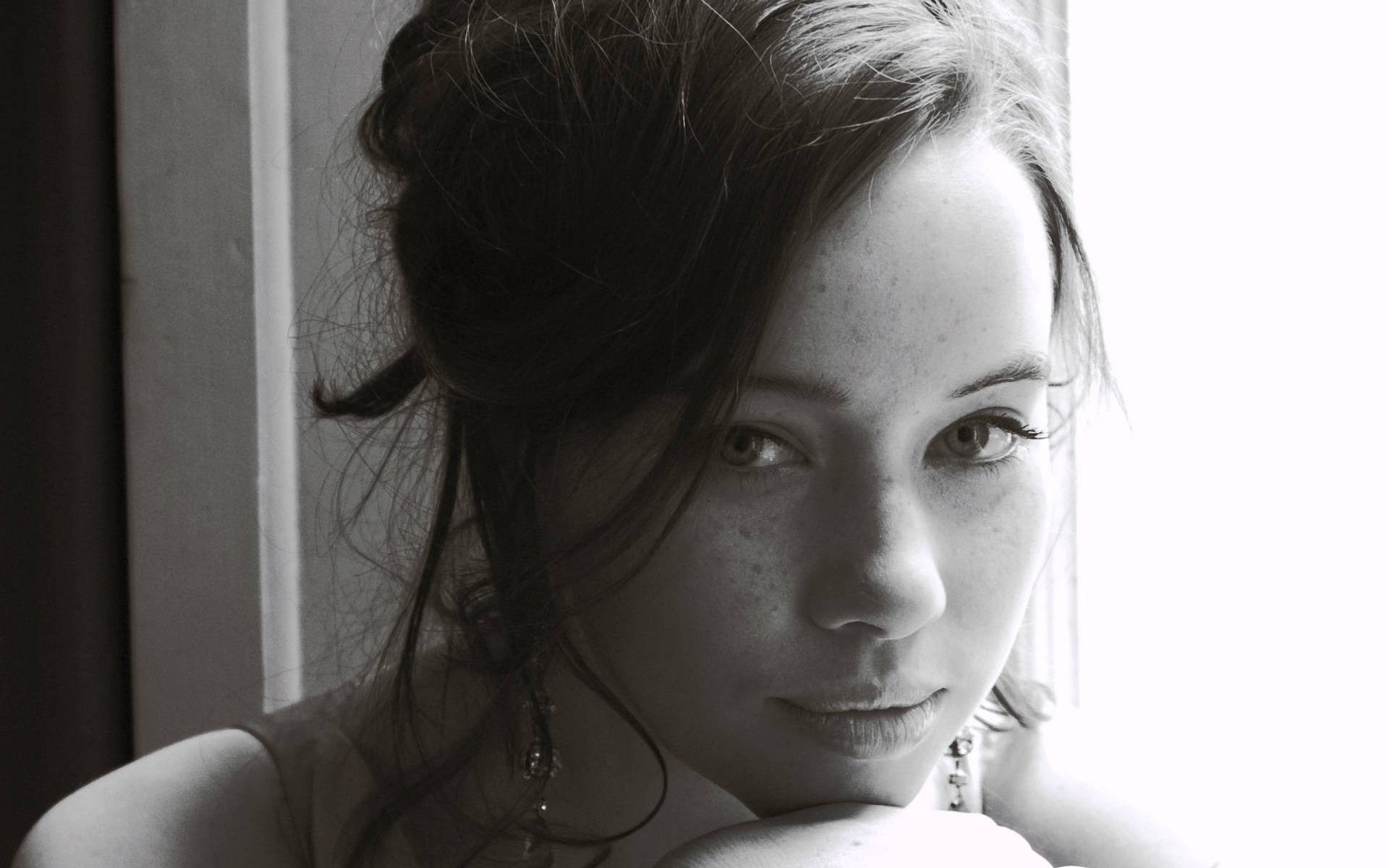 women model brunette long hair monochrome face portrait anna popplewell freckles looking at viewer bare shoulders wallpaper