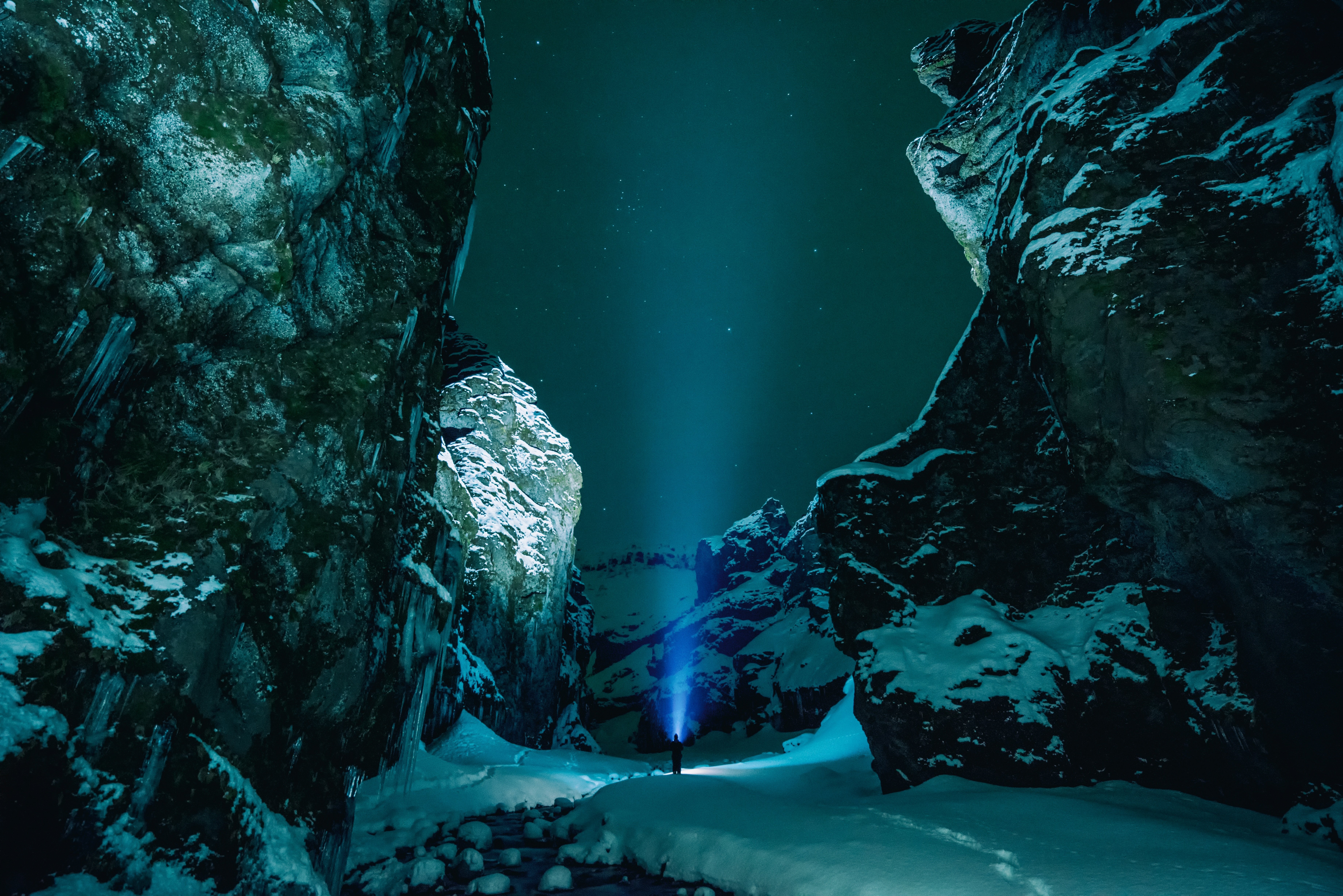 jonatan pie men nature landscape mountains rock snow winter night lights clear sky stars footprints icicle wallpaper