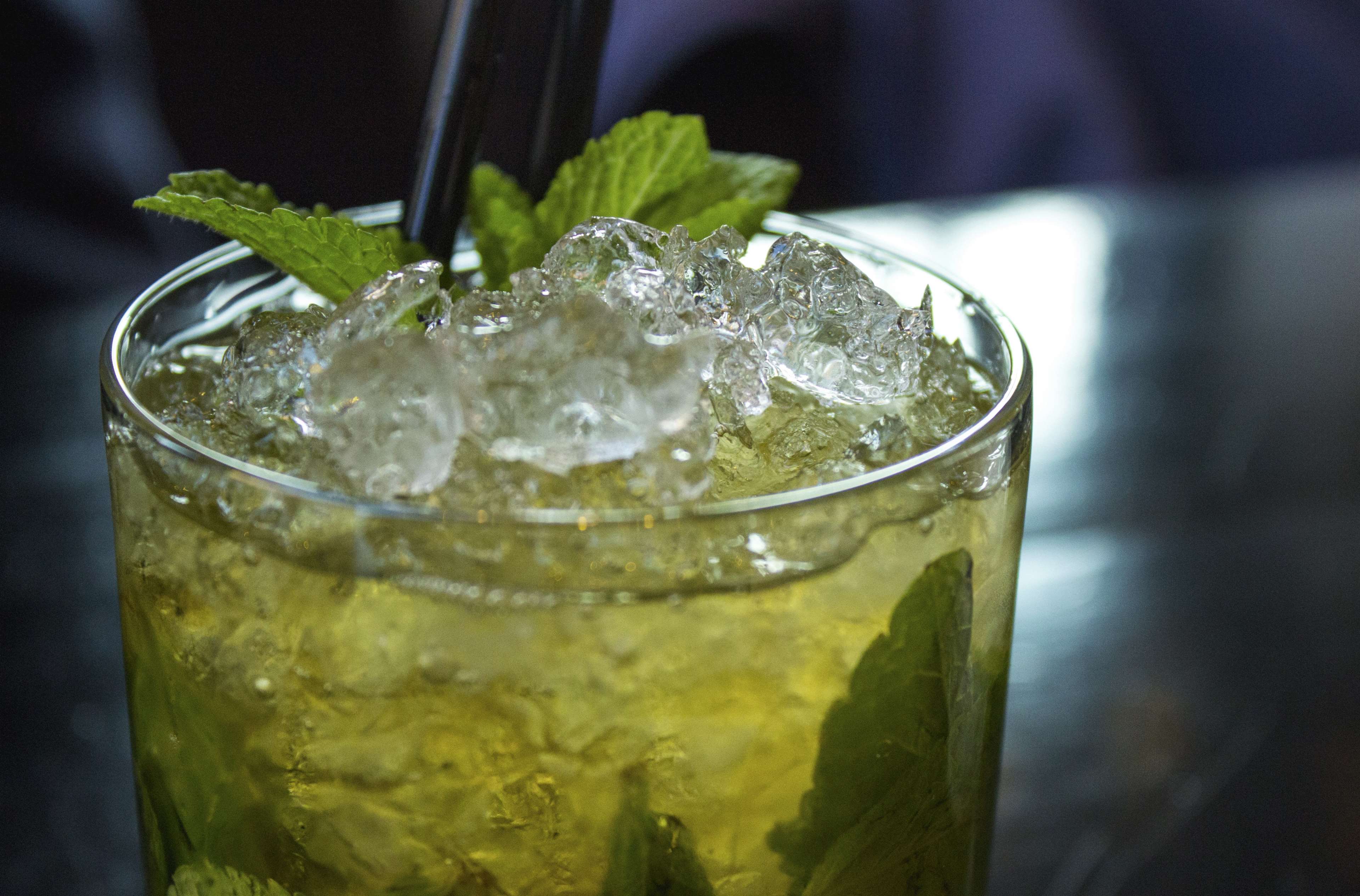 alcohol, alcoholic, bar, benefit from, cocktail, delicious, drink, enjoy, glass, green, high percentage, ice cubes, mojito, peppermint, refreshment 4k wallpaper