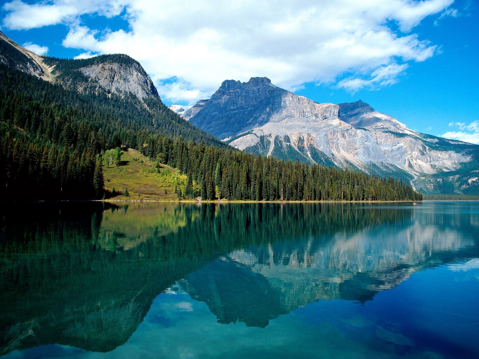 1600x1200 Emerald lake, National park, Lake, Trees, Reflection, Mountains wallpaper JPG 